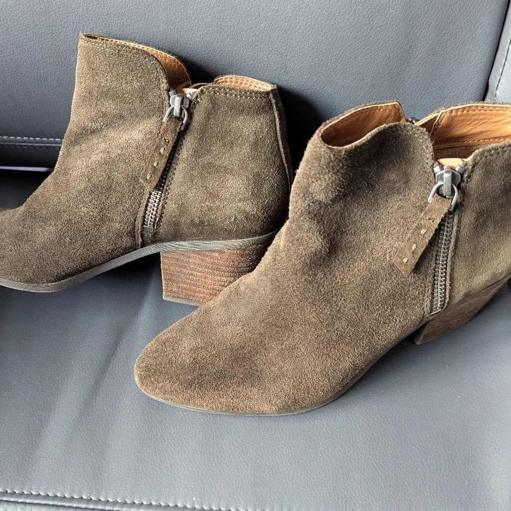 Frye Women's Suede Ankle Booties in Olive Brown. Size 7M. Excellent Condition.